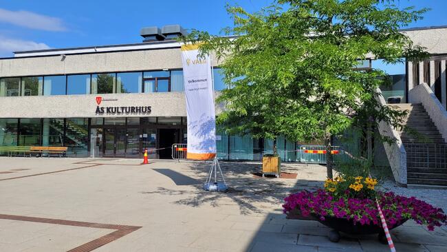 Ås kulturhus med valg vimpel