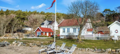 Denne nydelige strandeiendommen ved Gravningssund/Nordre Sandøy er blant de mest sette fritidsboligene til salgs på FINN eiendom i juni. Foto: Stavlund AS