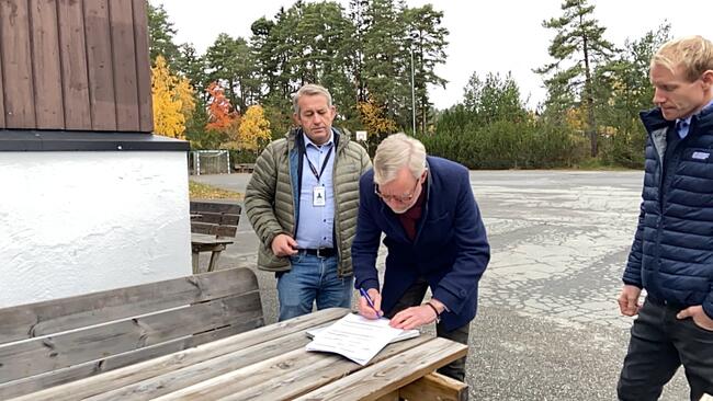 Kommunedirektør Torger Ødegaard signerer kontrakten med ØMF Asker Ringerike om utvidelsen av ungdomsskolen.
