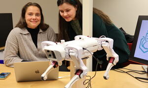 Studenter med robot