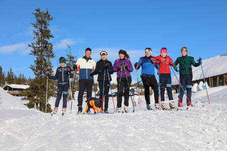 Bortoverski er lidenskapen til alle i «tre-generasjons-hyttefamilien» i Nedre Skeislia. Fra venstre Magnus (10), Helge, Anna-Harriet, Monica, Espen, Caroline (10) og Christian (13).