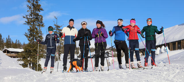 Bortoverski er lidenskapen til alle i «tre-generasjons-hyttefamilien» i Nedre Skeislia. Fra venstre Magnus (10), Helge, Anna-Harriet, Monica, Espen, Caroline (10) og Christian (13).