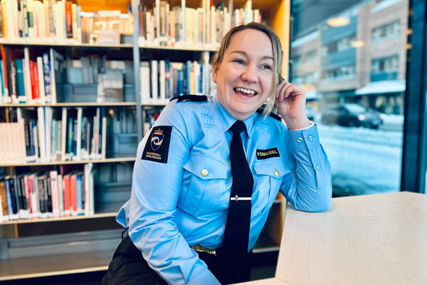 Frida sitter i biblioteket og ler