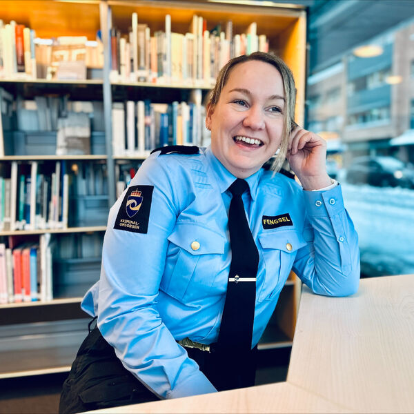 Frida sitter i biblioteket og ler