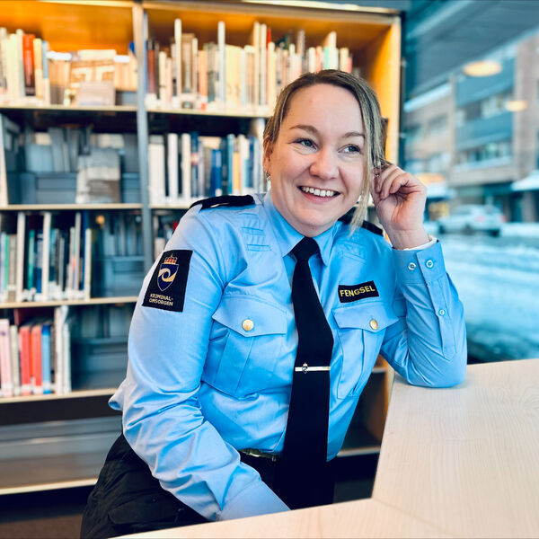 Frida sitter og prater i biblioteket