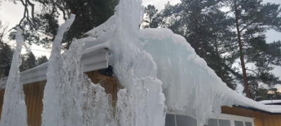 Frostspreng på utvendig blandebatteri førte til mye is for en uheldig hytteeier i forrige uke. Foto: Fremtind.