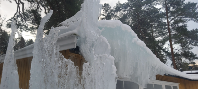 Frostspreng på utvendig blandebatteri førte til mye is for en uheldig hytteeier i forrige uke. Foto: Fremtind.