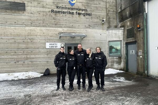 Henriette sitt aspirantlag står foran inngangen til Romerike fengsel. Henriette sitt aspirantlag står foran inngangen til Romerike fengsel.