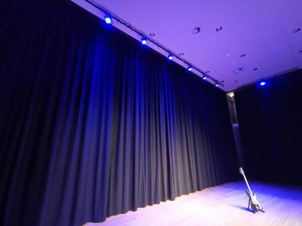 Bilde av en el-bass på scenen