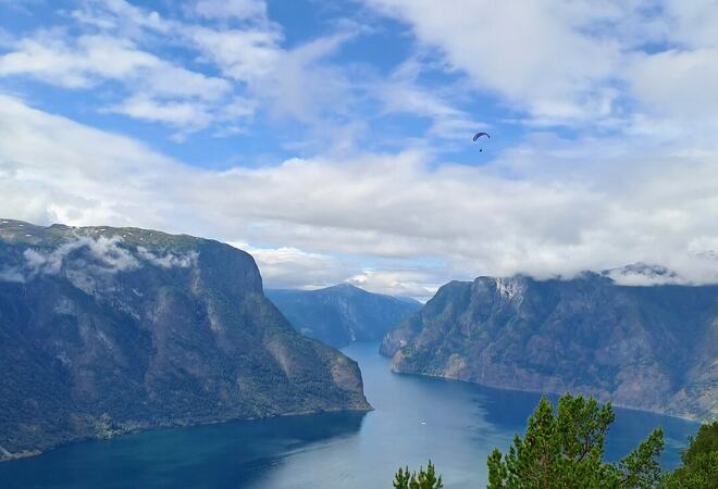 Aurlandsfjorden, ut mot sognefjorden, paraglider