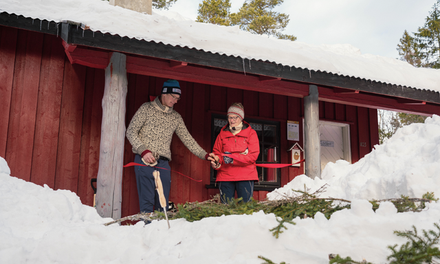 Giver av hytta, Ole Auen Wiger åpnet hytta sammen med ordfører i Modum, Sunni Grøndahl Aamodt. Foto: Dina Rygg Eide
