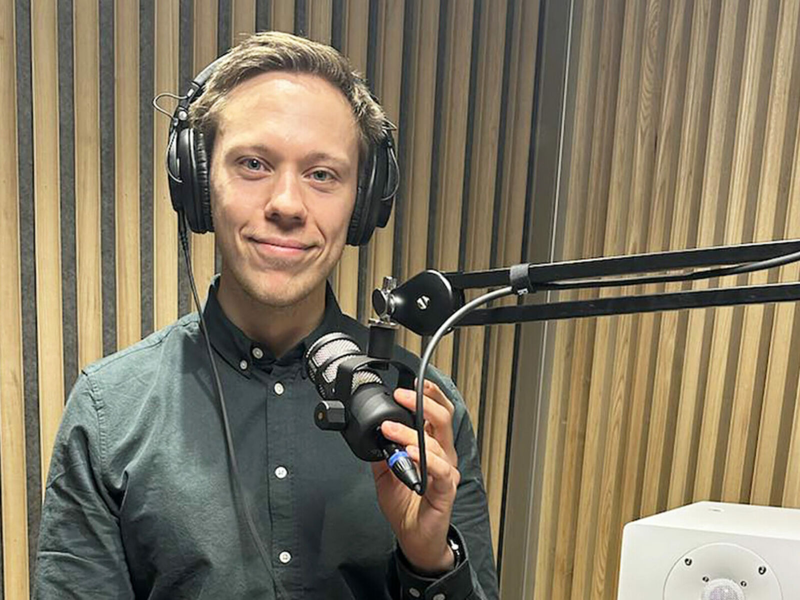 Eivind Holm Nøttveit er i tillegg til redaktør for Industripodden podcasten Branncast siden 2020. Foto: Eivind Holm Nøttveit