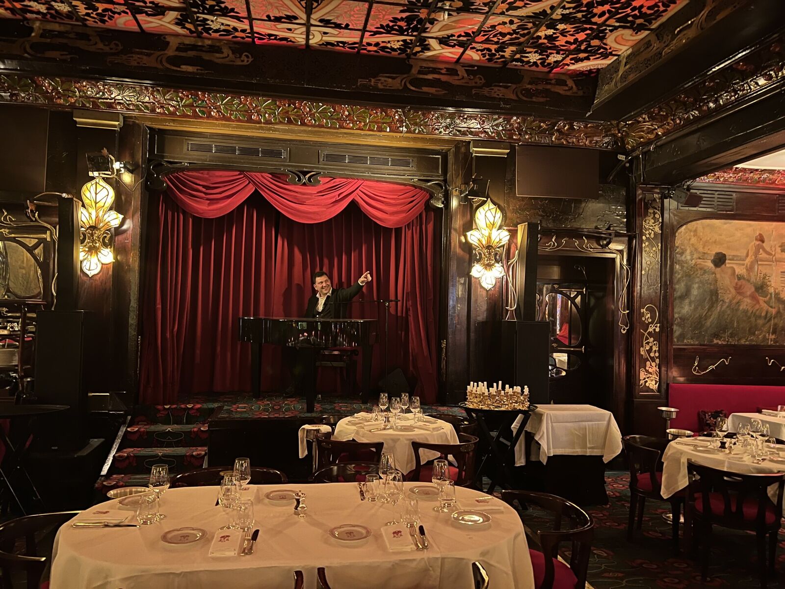 Antonio Terio bak pianoet på en av de vakreste eldste restaurantene i Paris: Maxim's de Paris. Restauranten er kledd i tredetaljer og er fullstendig beskyttet av høytrykksvanntåkesystem. Foto: privat