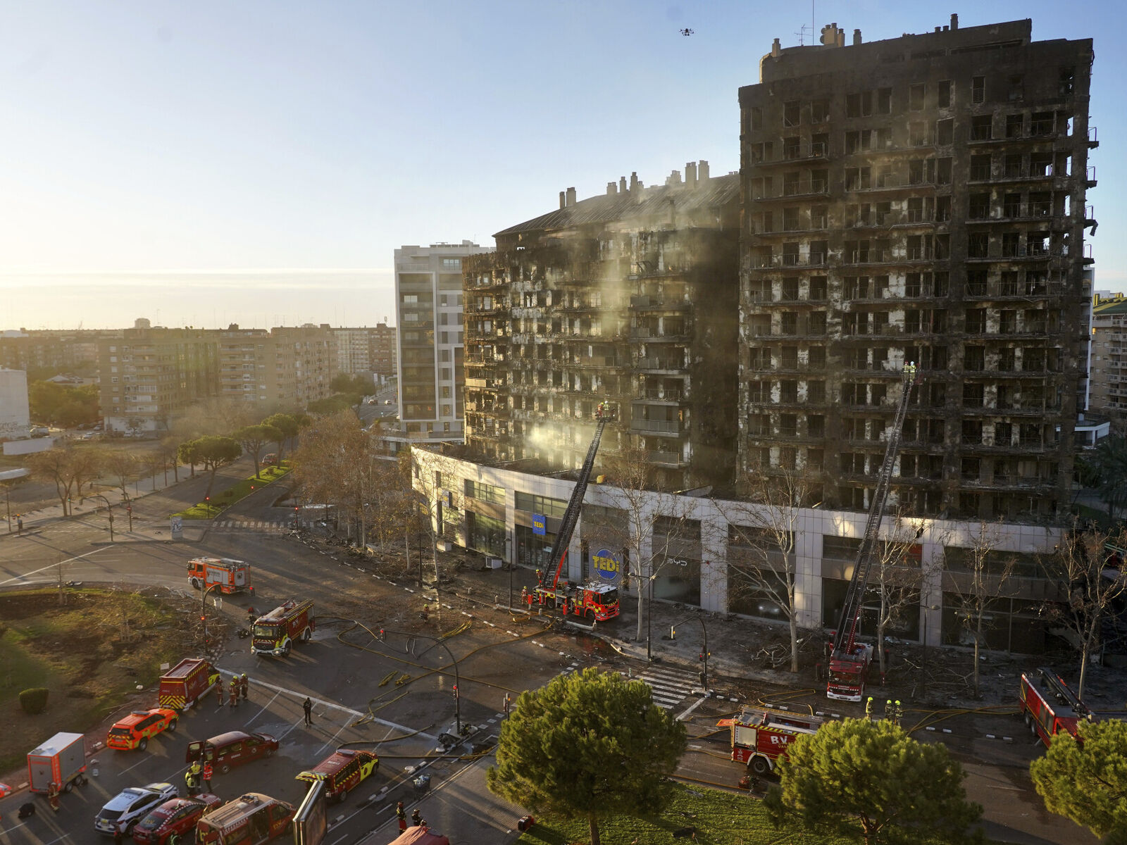 Begge leilighetsblokkene i byen Valencia øst i Spania, gikk raskt opp i flammer da det brøt ut en brann i den ene blokka torsdag 22. februar. Foto: NTB/Alberto Saiz