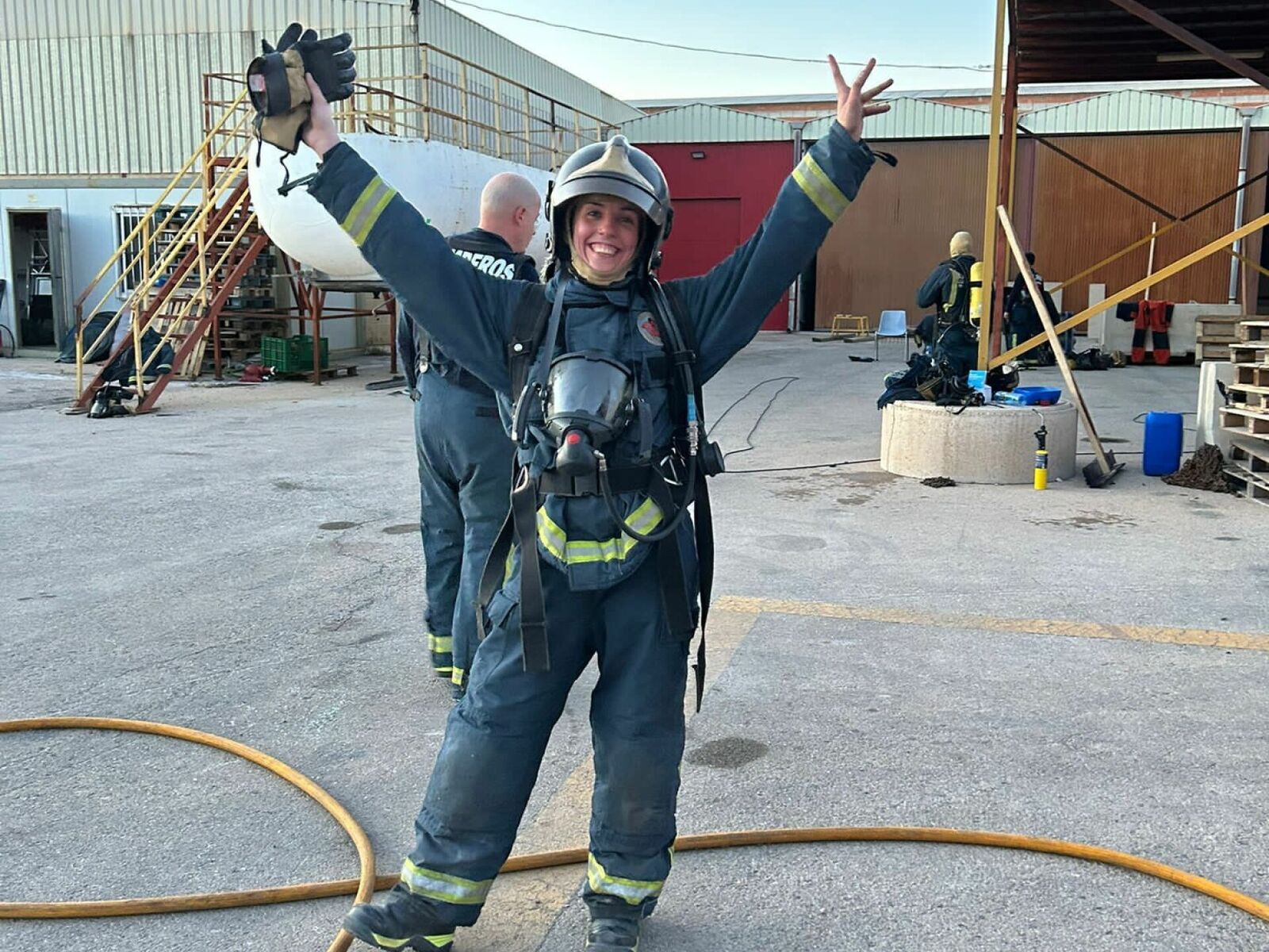 Gleden var stor da 31-årige Laura Ibánez Lopez besto alle testene for å bli brannkonstabel. Foto: privat
