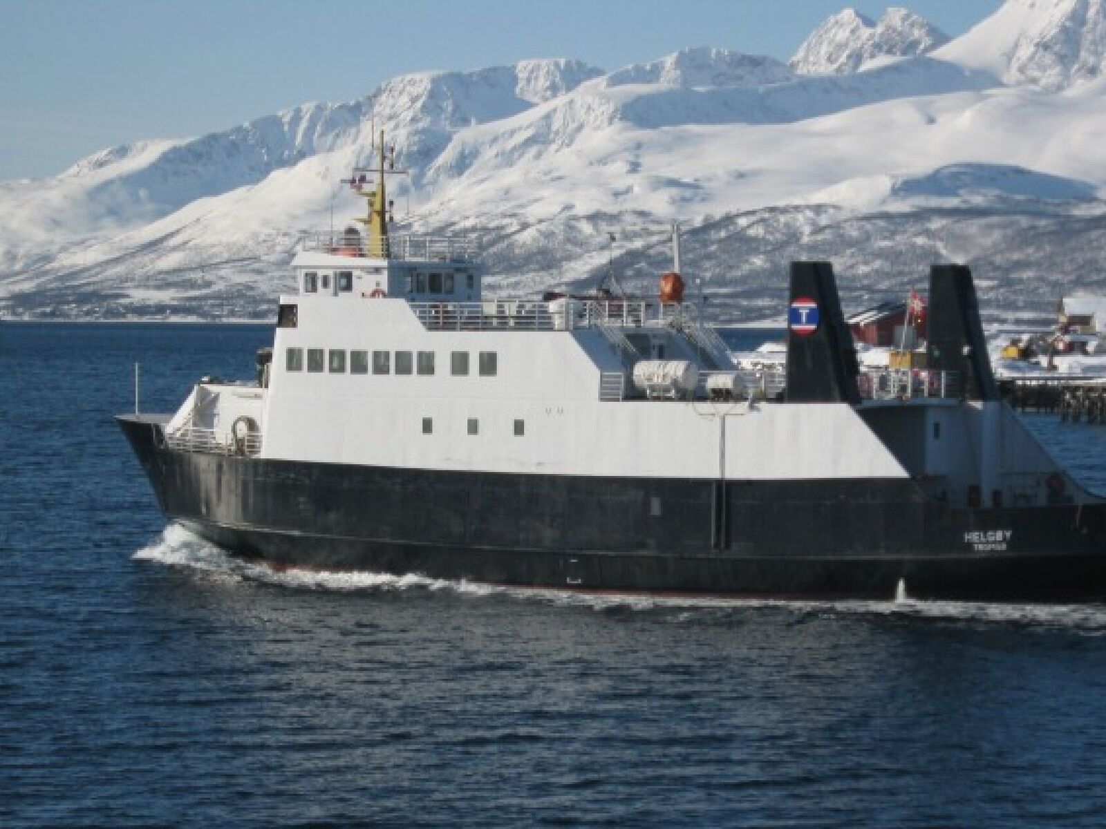 MF Helgøy fra den tiden den gikk i rute mellom Hanses og Stakkvik. Foto: Foto: Ole-Martin Nilsen/Torghatten