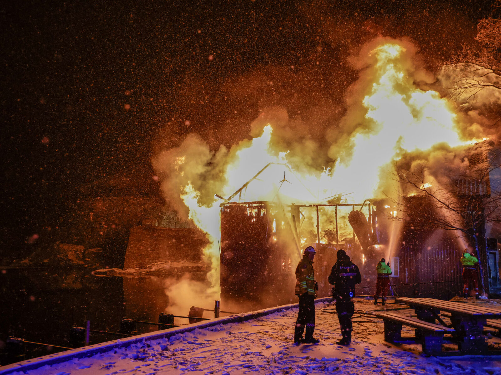 Det brenner natt til onsdag i en eldre og verneverdig trebygning ved Festningen i Kvadraturen i Kristiansand. Foto: Tor Erik Schrøder