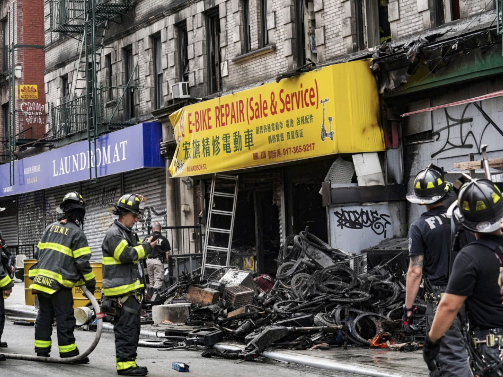 Fire personer døde og fem ble alvorlig skadet da det brøt ut brann i et elsykkelverksted på nedre Manhattan i New York 20. juni i år. Brannen startet i et litium-ion-batteri i en av syklene. Foto: Skjermdump fra AP News