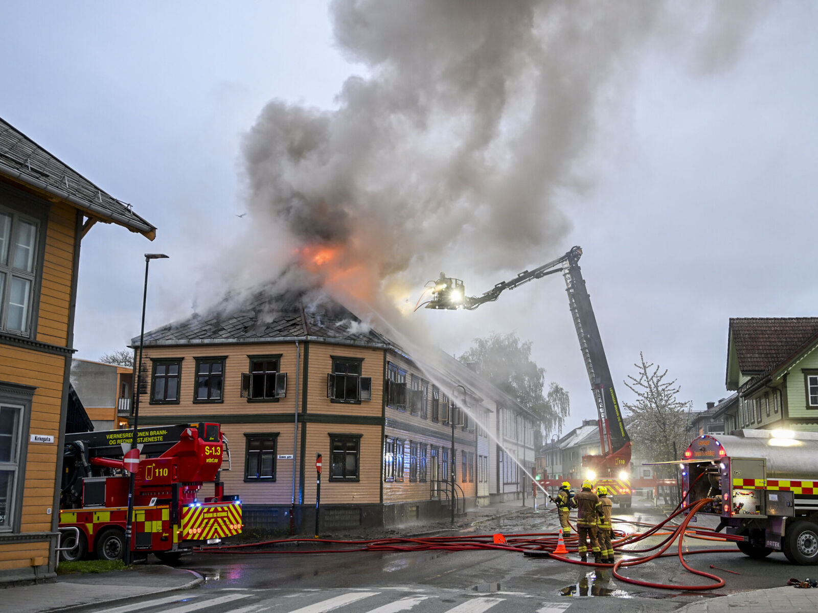 Politiet har en plikt til å etterforske alle branner, også der det ikke foreligger mistanke om at det har funnet sted en straffbar handling. Bakgrunnen er at det er av stor betydning å finne årsaken til branner. Her fra brannen i den verneverdige trebebyggelsen i Levanger i mai. Foto NTB/Joakim Halvorsen