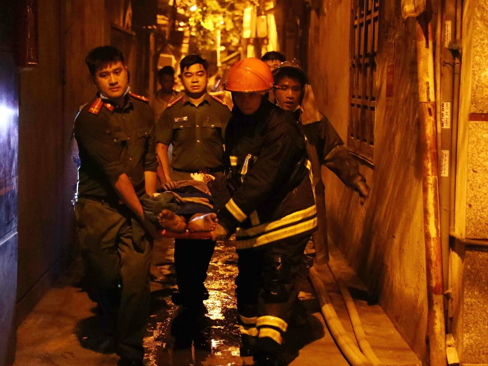 Redningspersonell transporterer en skadet person etter brannen i et leilighetsbygg i Hanoi. Brannen brøt ut sent på kvelden den 13. september, og mange beboere lå og sov. Foto: CHINE NOUVELLE/SIPA/Shutterstock