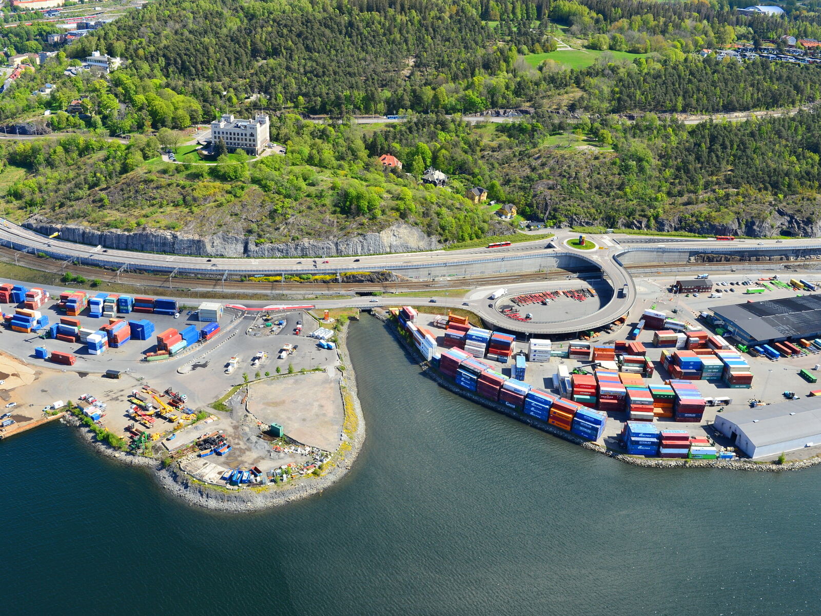 Flyfoto av Kongshavn Nord til høyre i bildet og Grønlia til venstre i bildet. Alnaelva renner ut mellom Grønlia og Kongshavn. Foto: Shus