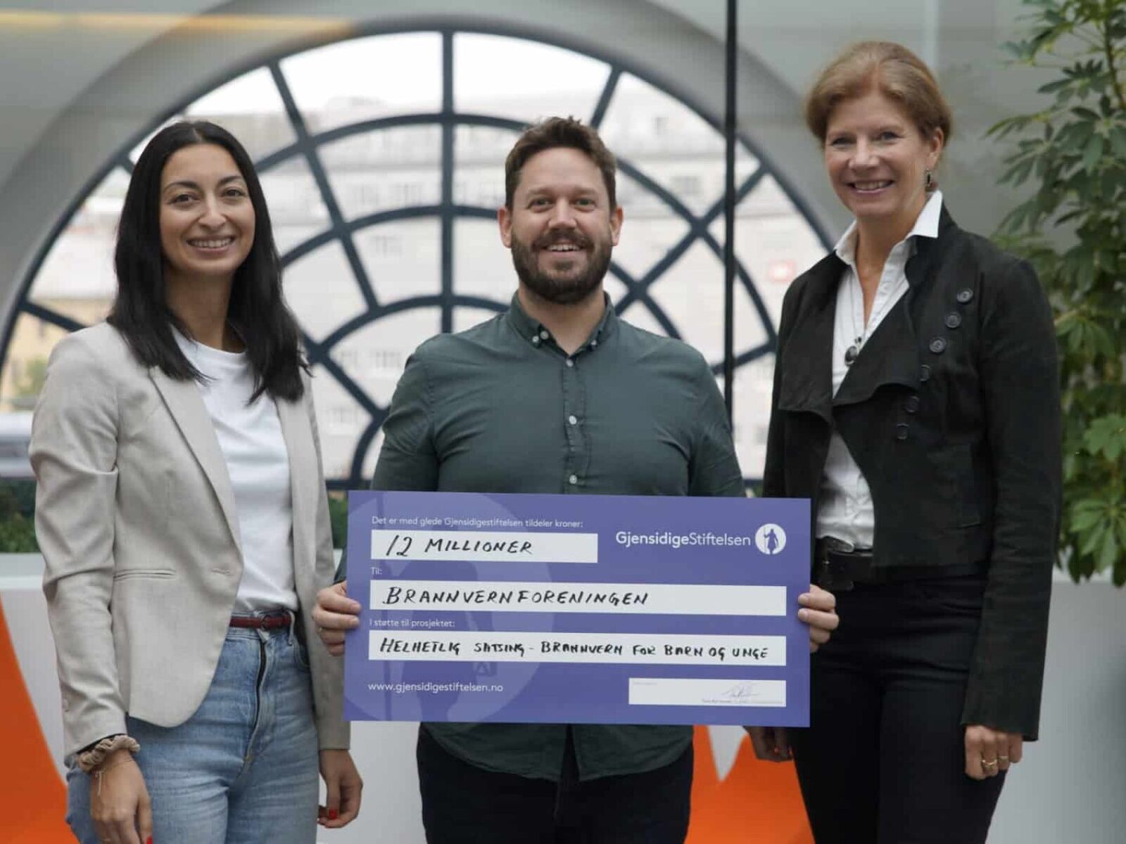 Fra venstre: Ava Sadeghi (leder for kompetanse i Brannvernforeningen), Aslak Gausen (leder for kommunikasjon i Brannvernforeningen) og Ingrid Riddervold Lorange, administrerende direktør i Gjensidigestiftelsen. Foto: Gjensidigestiftelsen