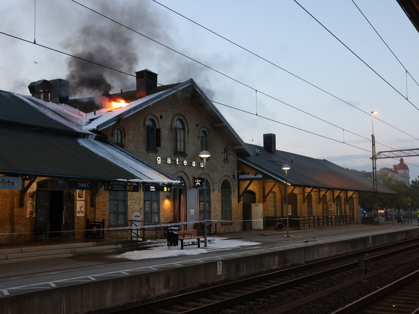 Politiet mistenker at brannen var påtent og startet i en kafé ved stasjonen. Foto: Andreas Hillergren / TT