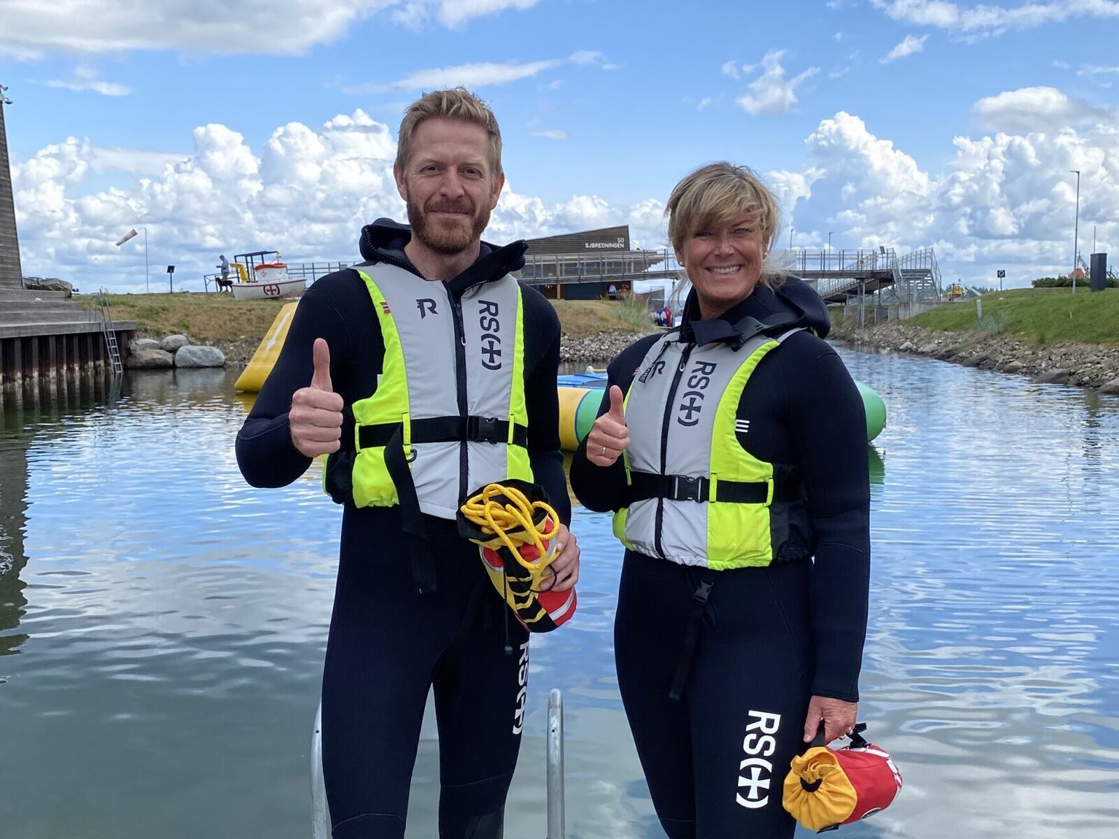 Generalsekretær Grete Herlofson og direktør for frivillighet og forebygging Kim Hagen Bertheussen i Redningsselskapet ser fram til å kunne tilby RS Trygg i vann til enda flere elever. Foto: Redningsselskapet