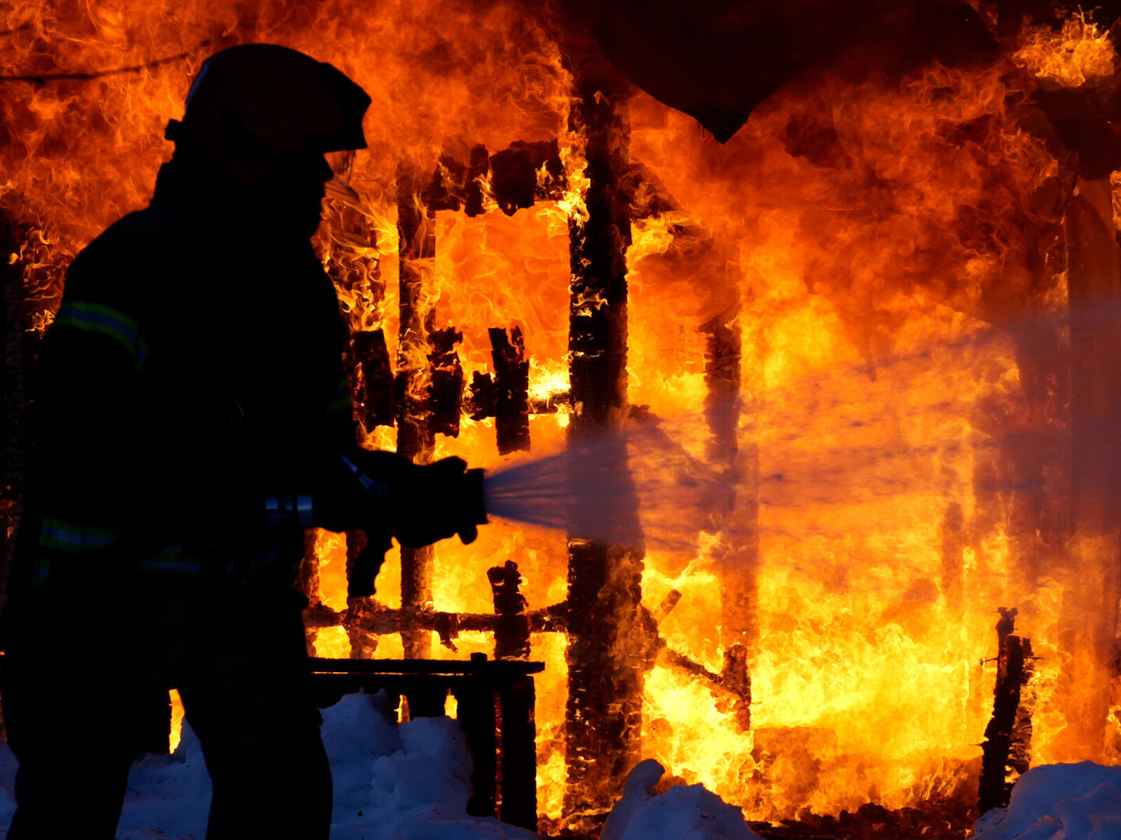 – Vi har eksempler på at boliger og hytter har brent ned som følge av uforsiktig bruk av bål og grill, sier skadeforebygger. Her fra kontrollert nedbrenning av hytte. Foto: Fremtind. 