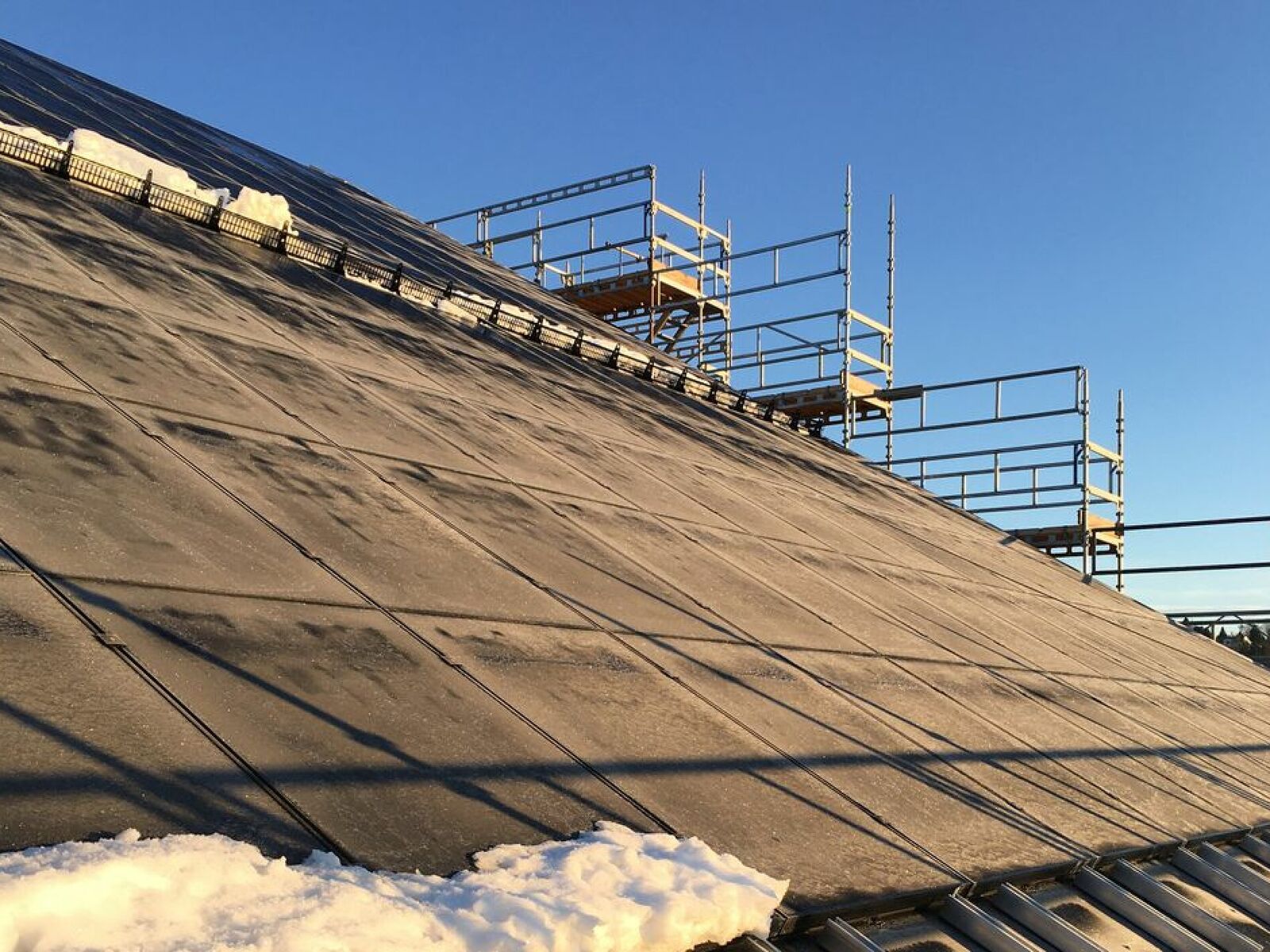 Bildet viser takkonstruksjonen bak BIPV-modulene på ZEB-laboratoriet. Foto: SINTEF