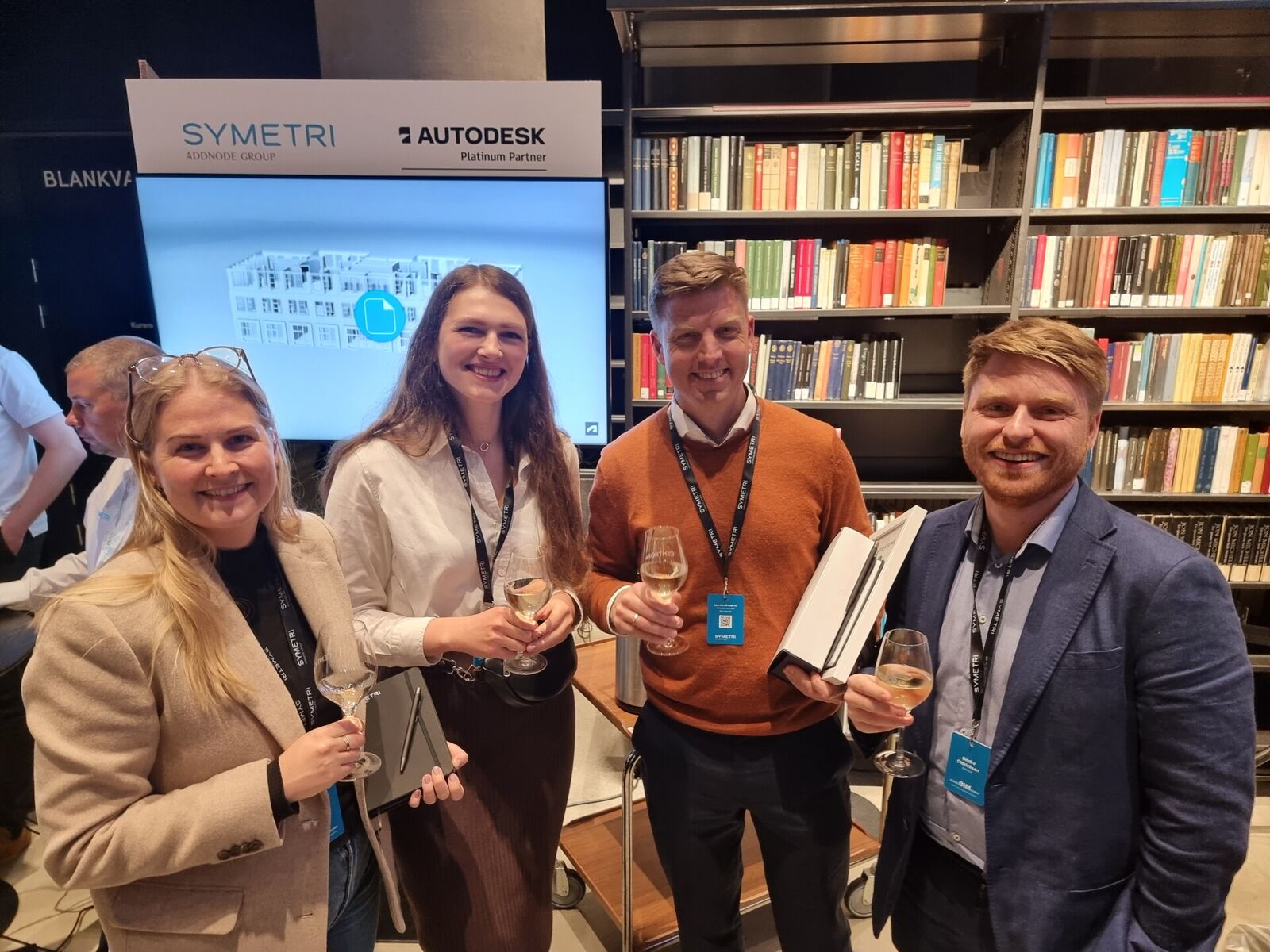 Stolte vinnere. Fra venstre: Maria Færstad Sæbø, Alina Bondarenko, Magnus van der Hilst Ytreland og Sindre Didrichsen. Foto: Rambøll