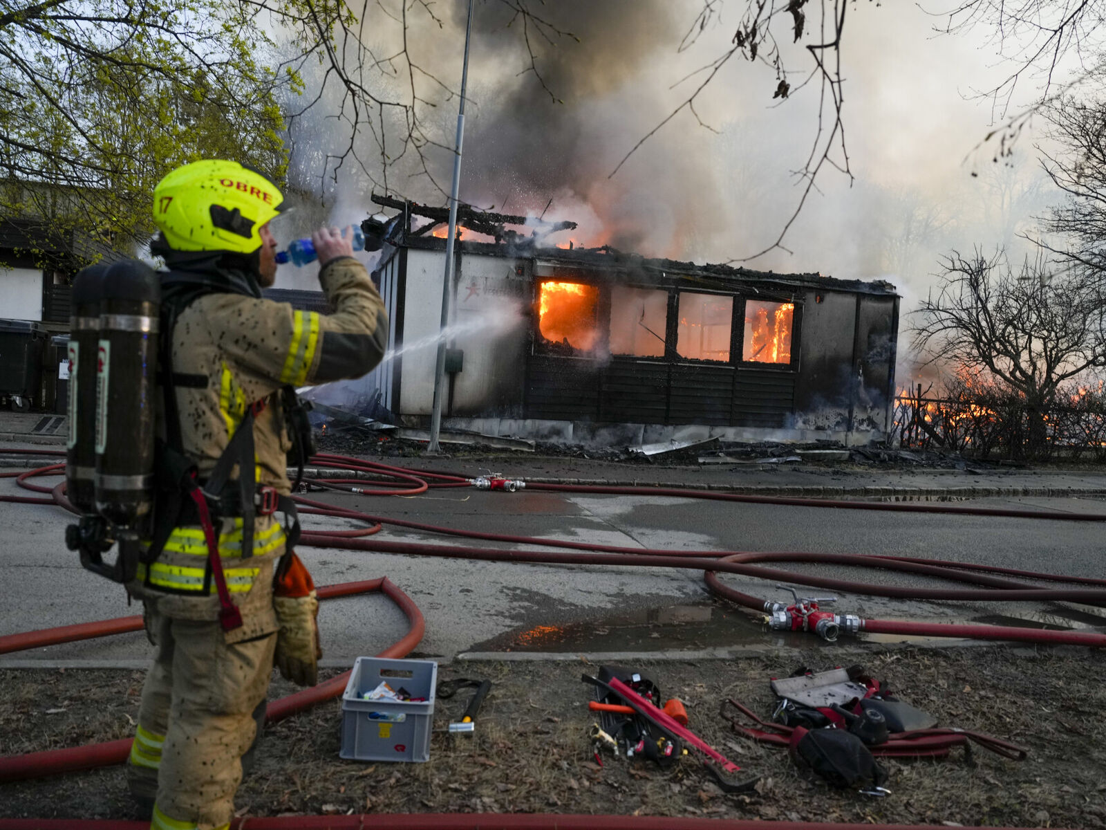 Brannvesenet i Oslo er på stedet med store ressurser i forbindelse med en kraftig brann i en barnehage inne på området til Oslo universitetssykehus på Ullevål. Foto: NTB/Javad Parsa