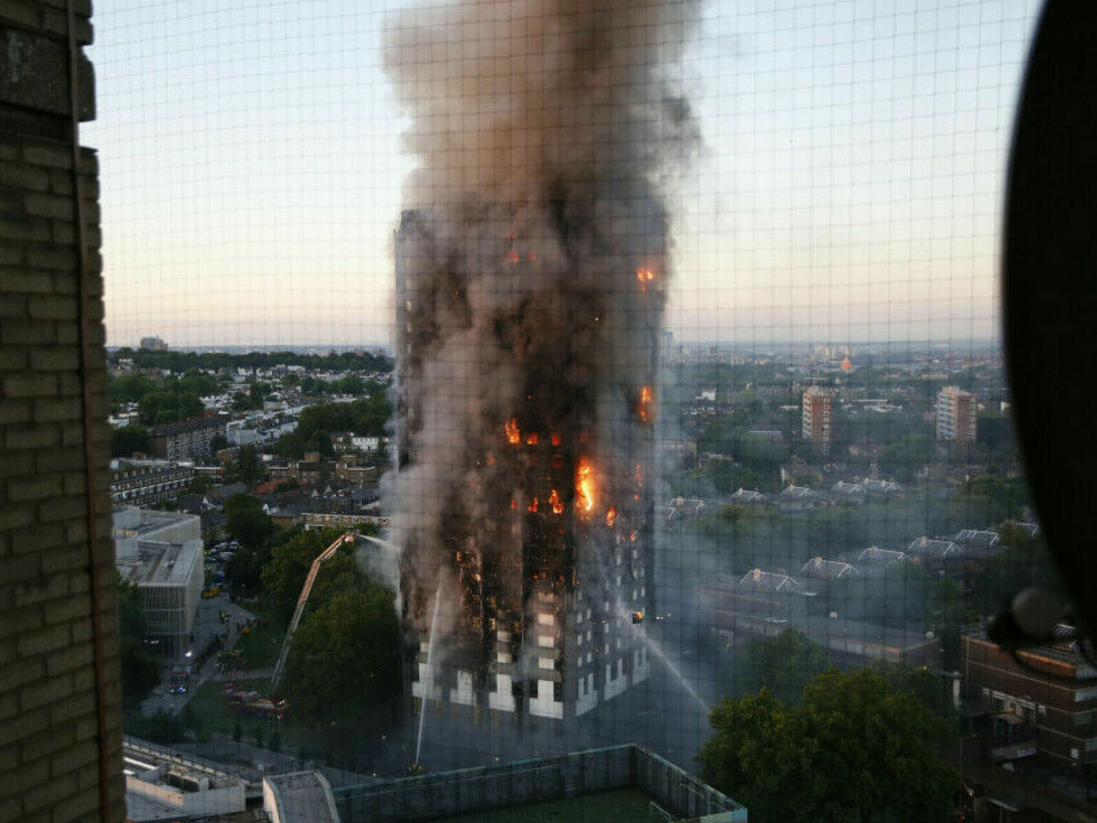 72 mennesker omkom i den tragiske brannen i Grenfell Tower i London, den14. juni 2017. Foto: swins.com/Henry Nicholls/NTB Scanpix