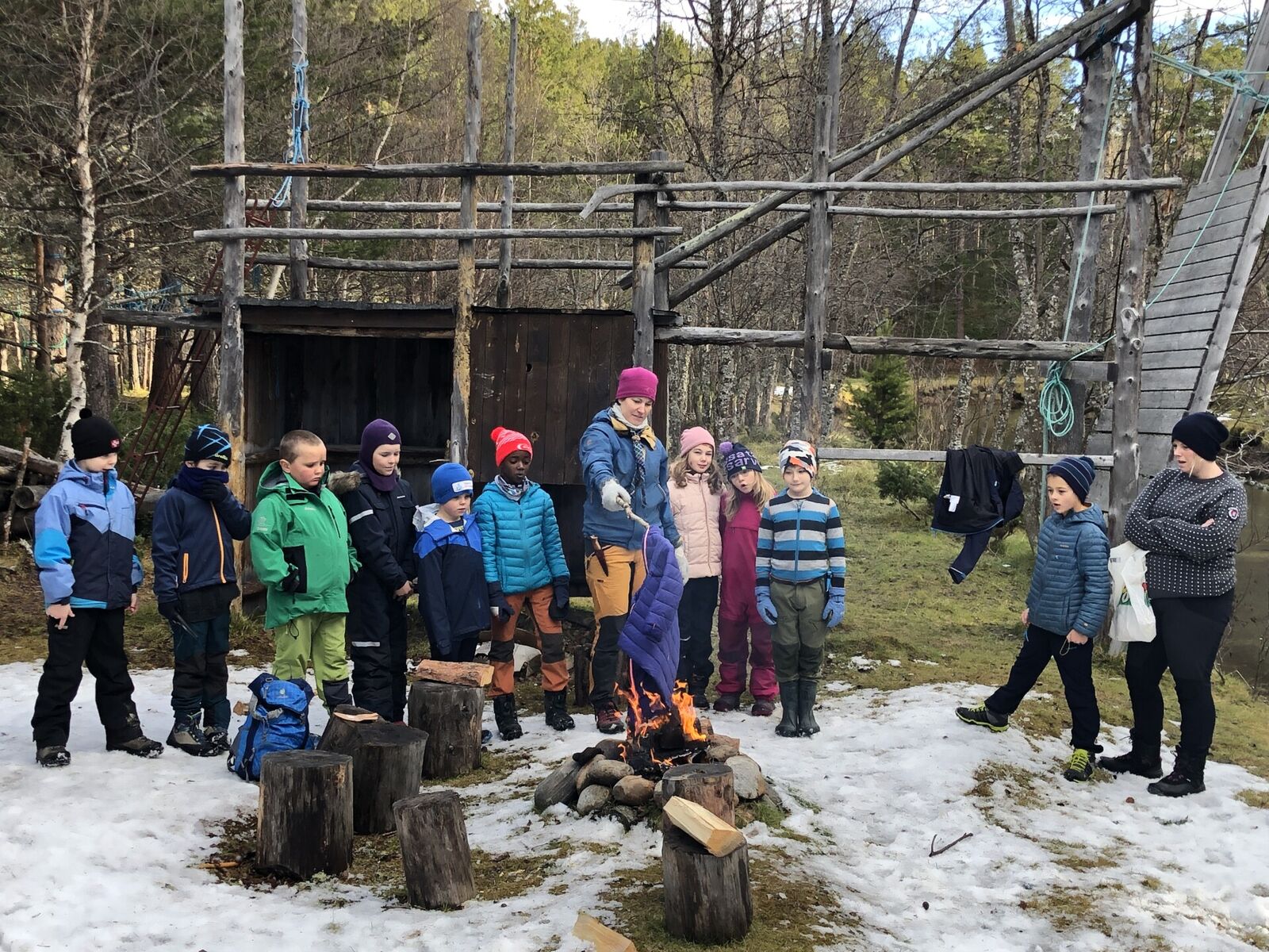 Når småspeiderne er 8-9 år gamle er det tid for å ta brannvernmerket, bildet er fra fjorårets øvelse. Foto: Trude Tokle