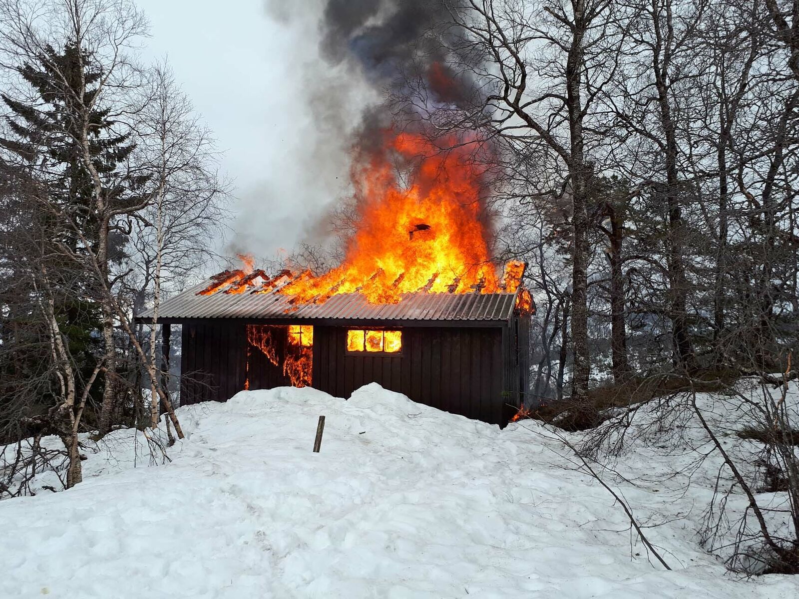 Brannvernforeningen anbefaler folk å teste at røykvarsleren fungerer hver gang man tar i bruk hytta. Foto: Brannvernforeningen