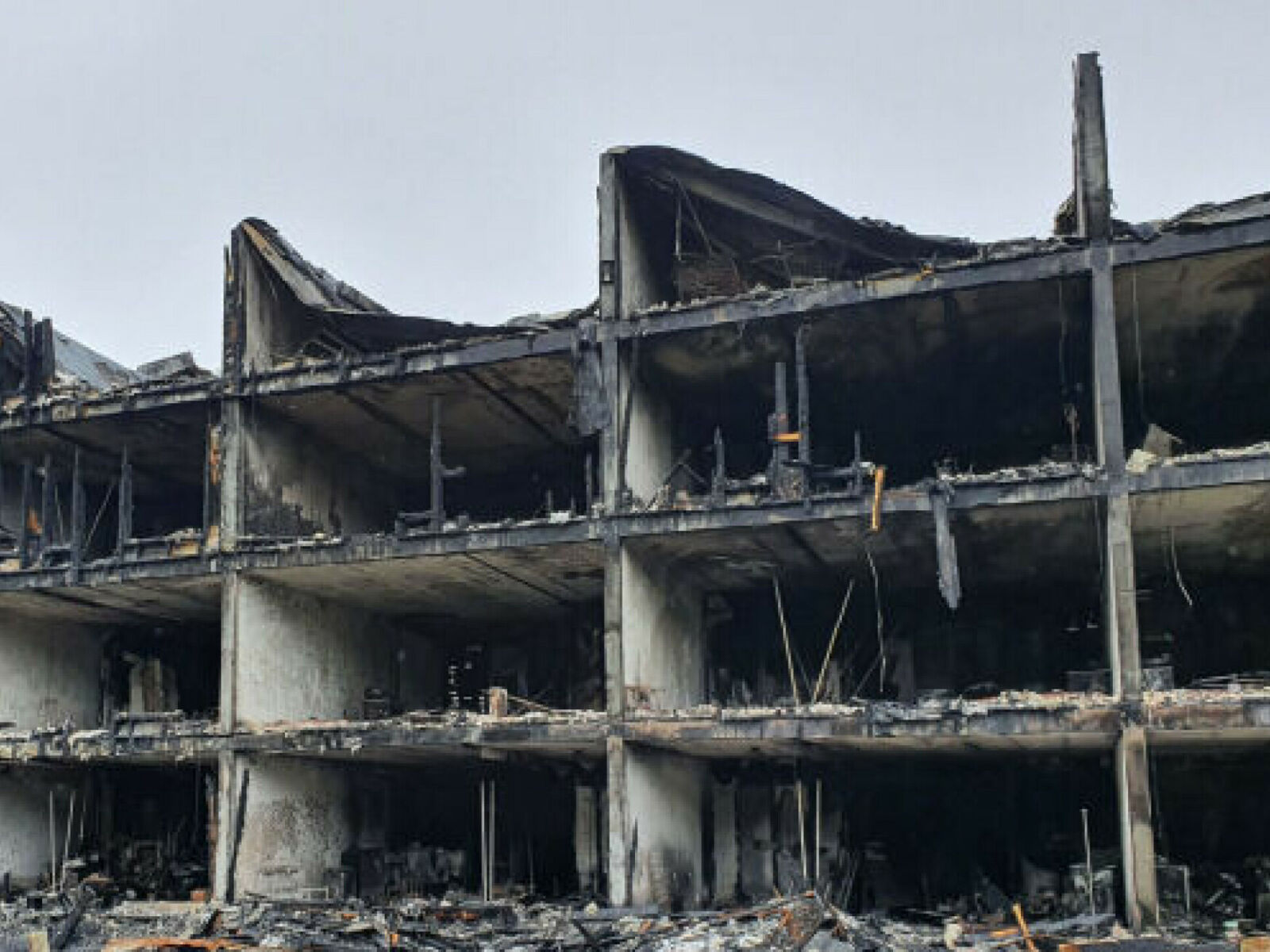 Her står restene etter boligblokken i Arna som ble totalskadd i brannen natt til 7. august 2021. Foto: RISE Fire Research/FRIC