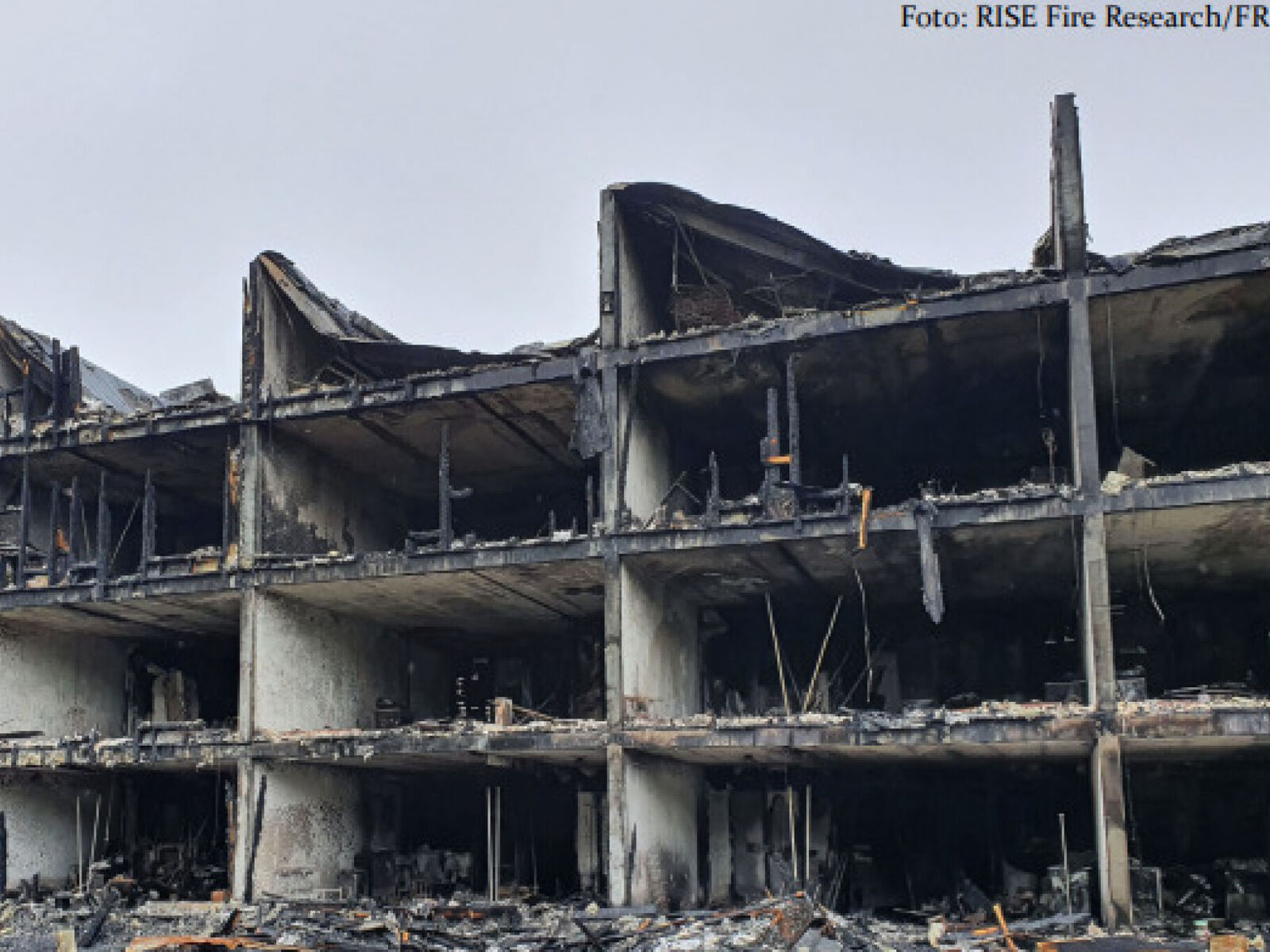 Branntomten etter den voldsomme brannen i det kommunale boligbygget på Lone i Bergen i august 2021. Foto: RISE Fire Research/FRIC