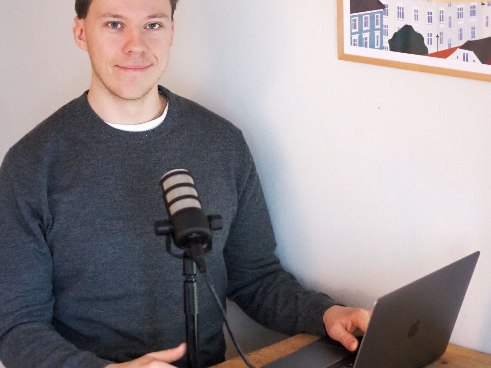 Redaktør og podcastspeaker Eivind Holm Nøttveit er i godt gang med nye Branncast-episoder. Foto: Branncast