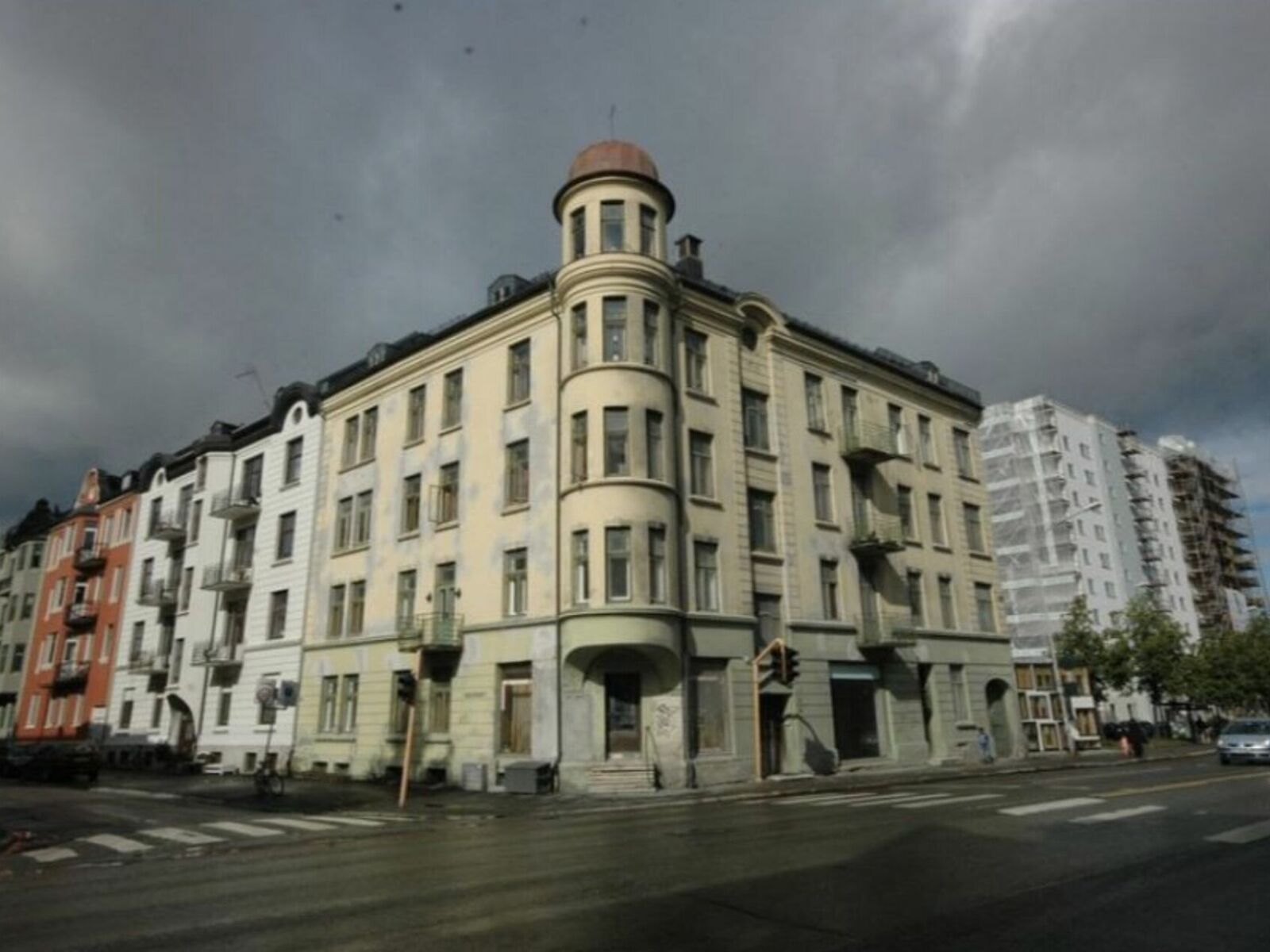 Lørdag brant det i denne historiske gården i Elgeseter gate i Trondheim. Den verneverdige boligblokken bygget i 1911 var riktignok ubebodd, men resultatet av brannen er at et viktig kulturminne er totalskadd. Foto: Trondheim kommune