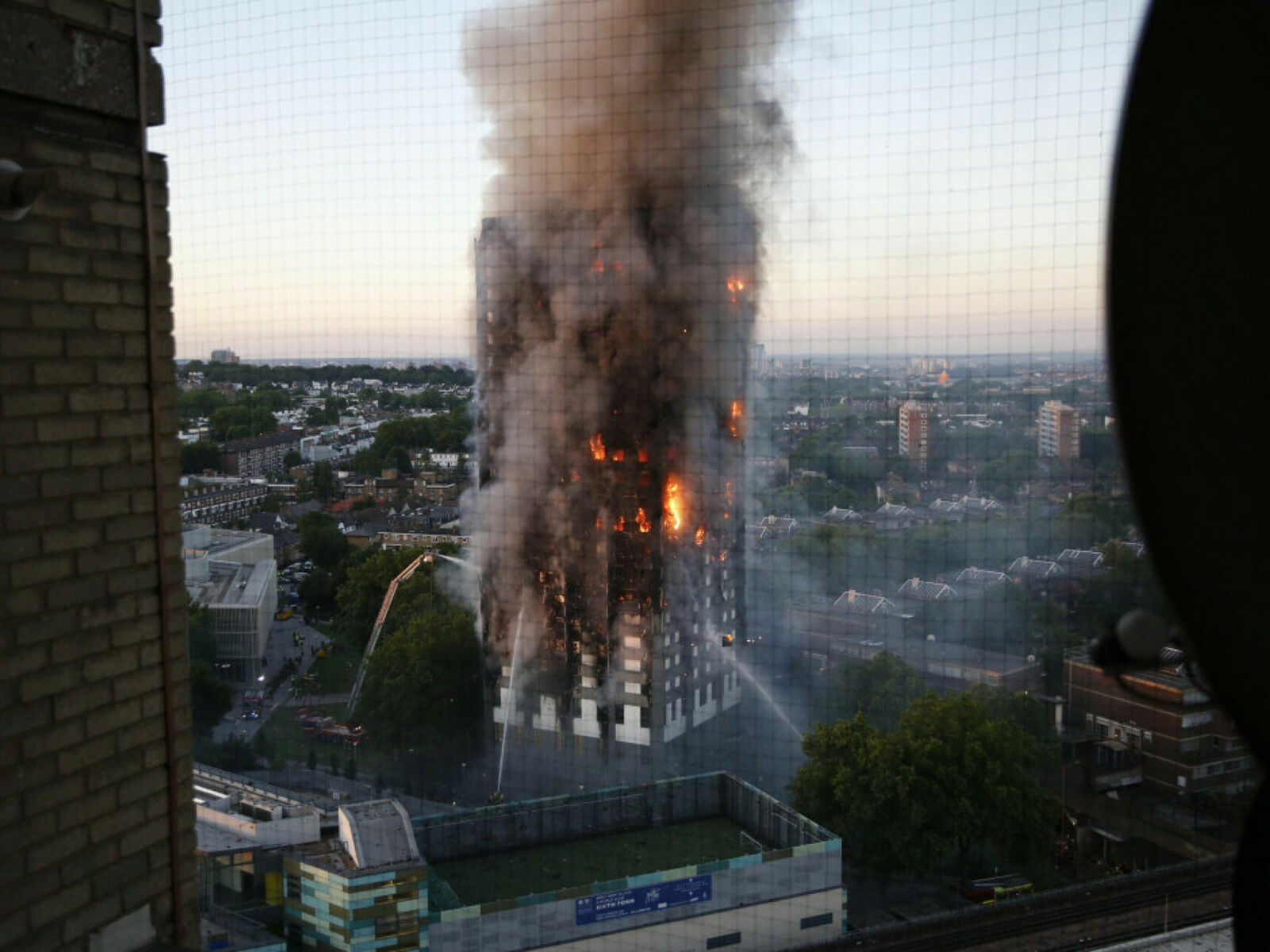 72 mennesker omkom i brannen i Grenfell Tower i London, 14. juni 2017. Foto: swins.com/Henry Nicholls/NTB Scanpix