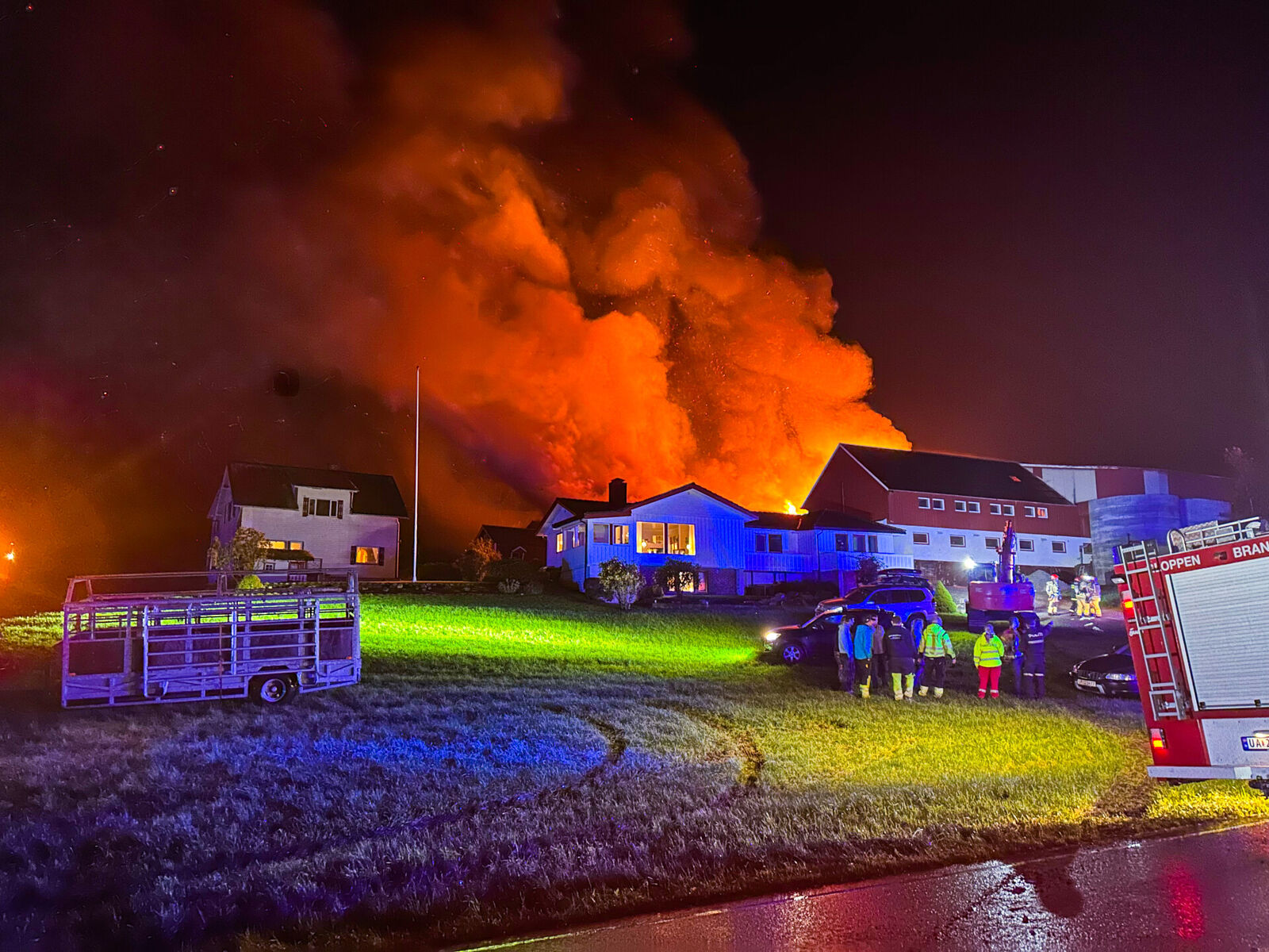 Et stort antall dyr har mistet livet i en brann på Byrkjelo i Vestland fylke. Til sammen har det vært rundt 200 kyr, okser og kalver i fjøset. Foto: Wilhelmine Ravnestad Sanne-Gundersen