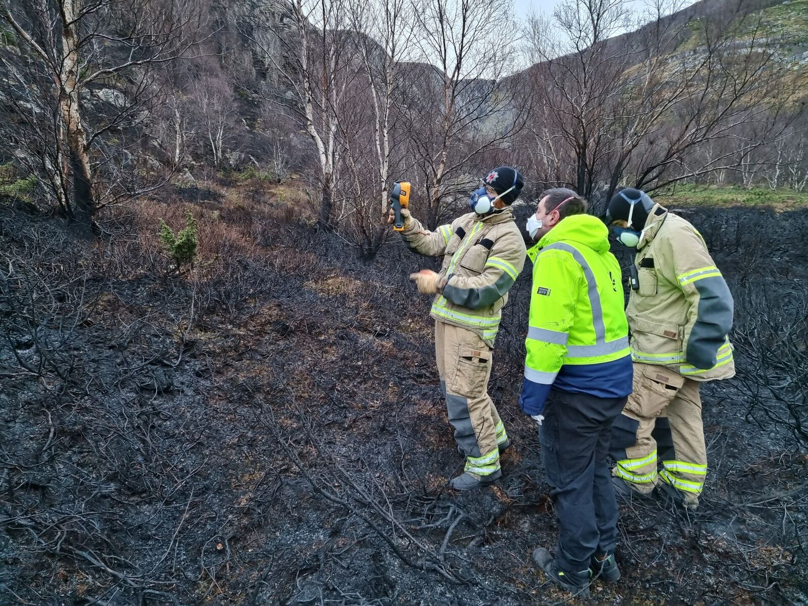 RISE Fire Research og Fosen brann og redningstjeneste på besøk på brannområdet etter brannen på Roan. Foto: RISE Fire Research