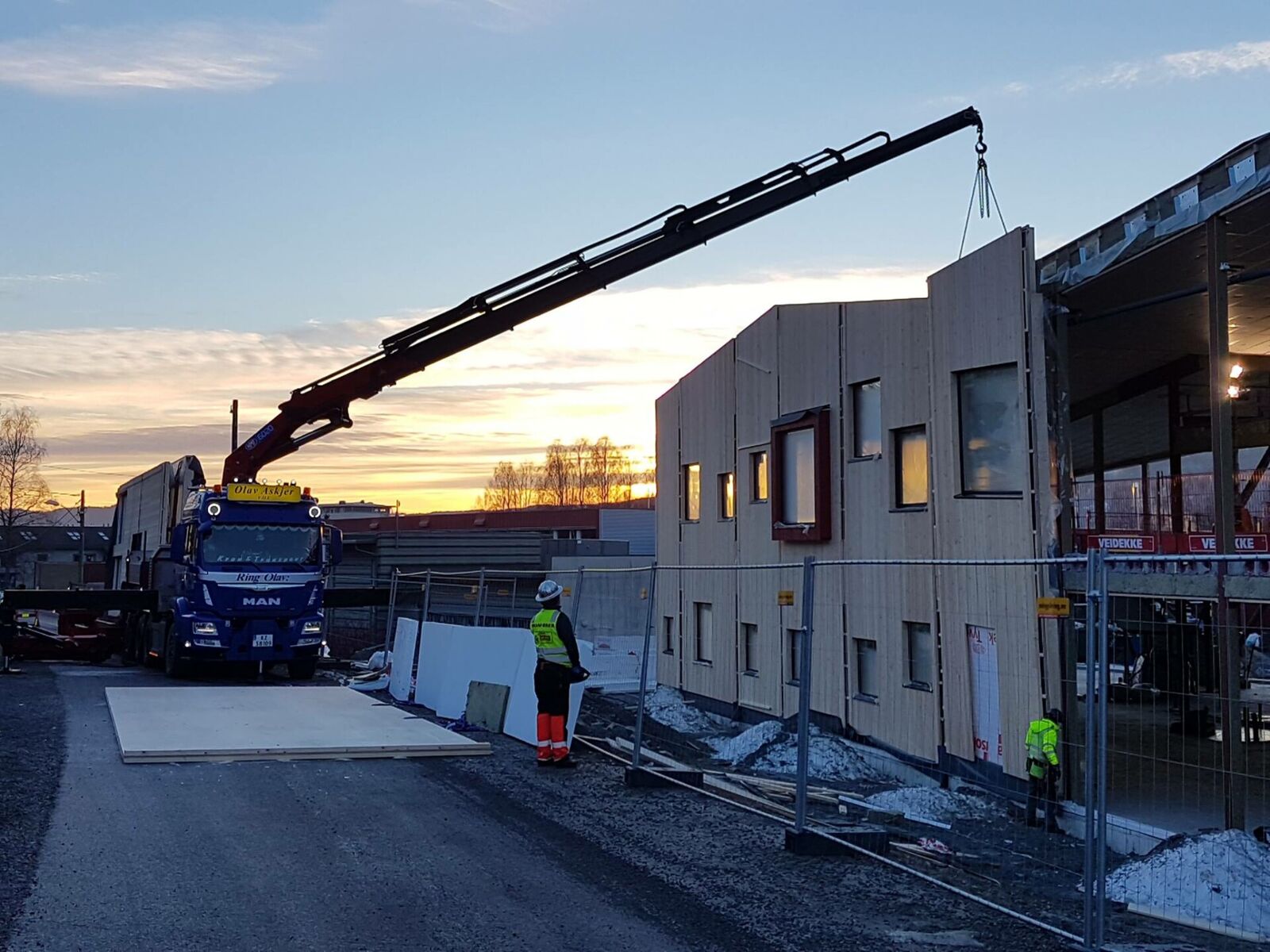 Utvendig fasade på nye Revetal ungdomsskole løftes på plass. Foto: Re kommune