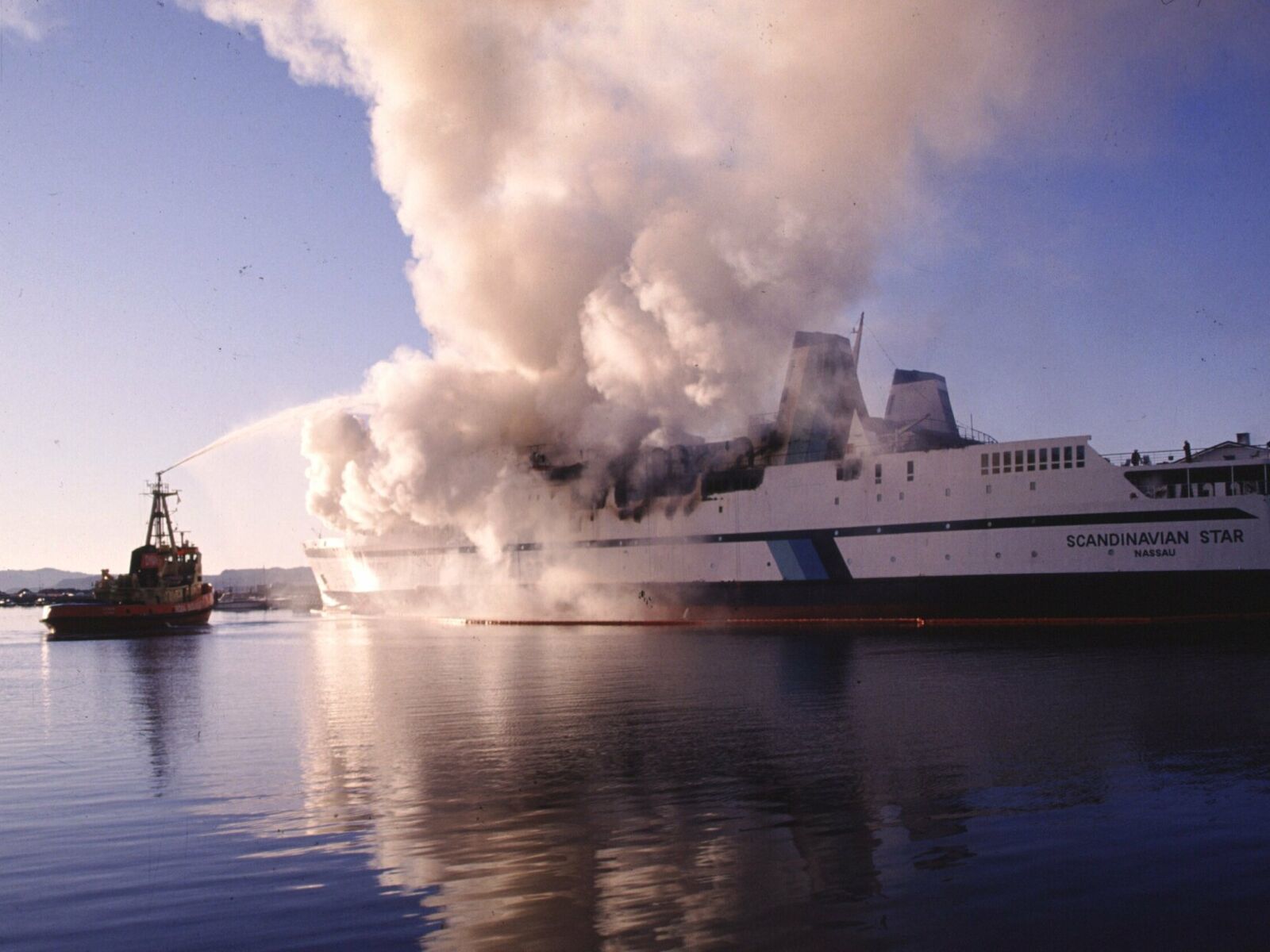 159 mennesker mistet livet i brannen på Scandinavian Star i april 1990. Her forsøker en brannbåt å bekjempe flammene mens fergen er slept til kais i Lysekil i Sverige. Dalsnes, Tor Arne