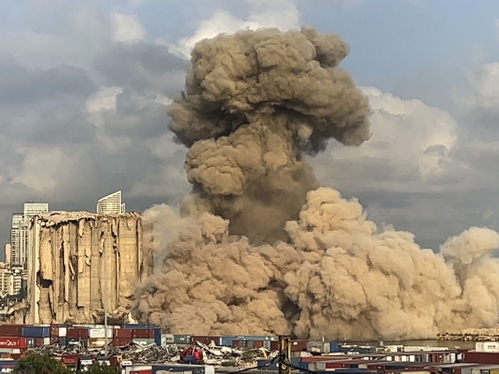 Dette bildet fra en video viser røyk og støv som stiger opp fra kollapsende siloer skadet under den massive eksplosjonen i august 2020 i havnen, i Beirut, Libanon, tirsdag 23. august 2022. AP / NTB