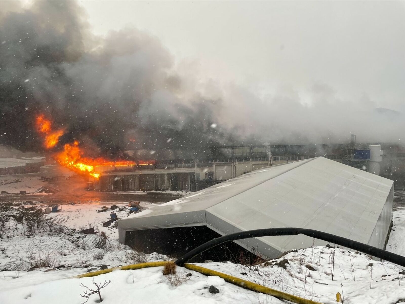 Det brant kraftig da det tok fyr i gjenvinningsanlegget hos Franzefoss Eide i begynnelsen av desember i fjor. Foto: franzefoss.no