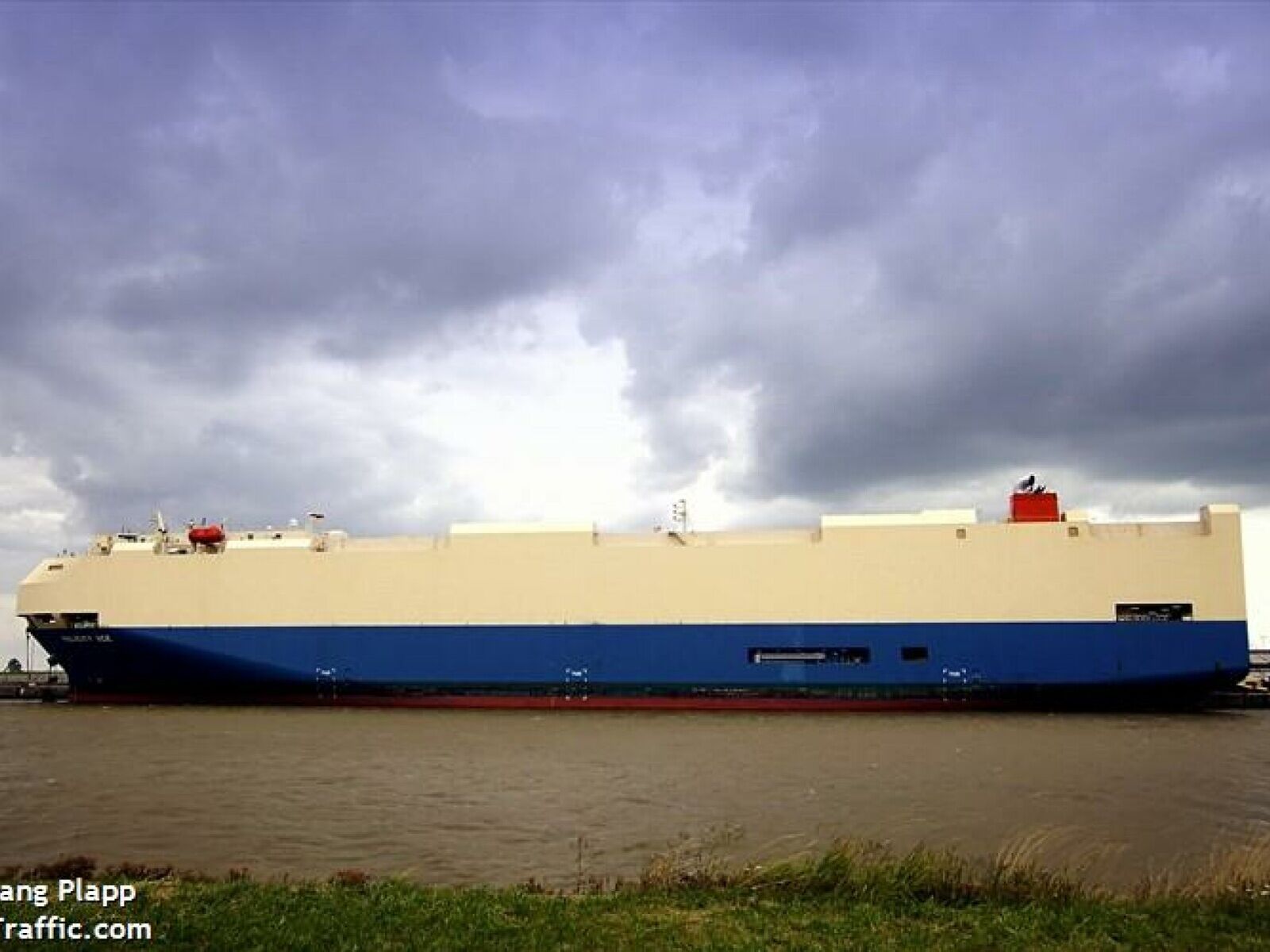 Dette 200 meter lange skipet; Felicity Ace, tok fyr 170 kilometer fra Azorene onsdag 16. februar. Foto: marinetraffic.com