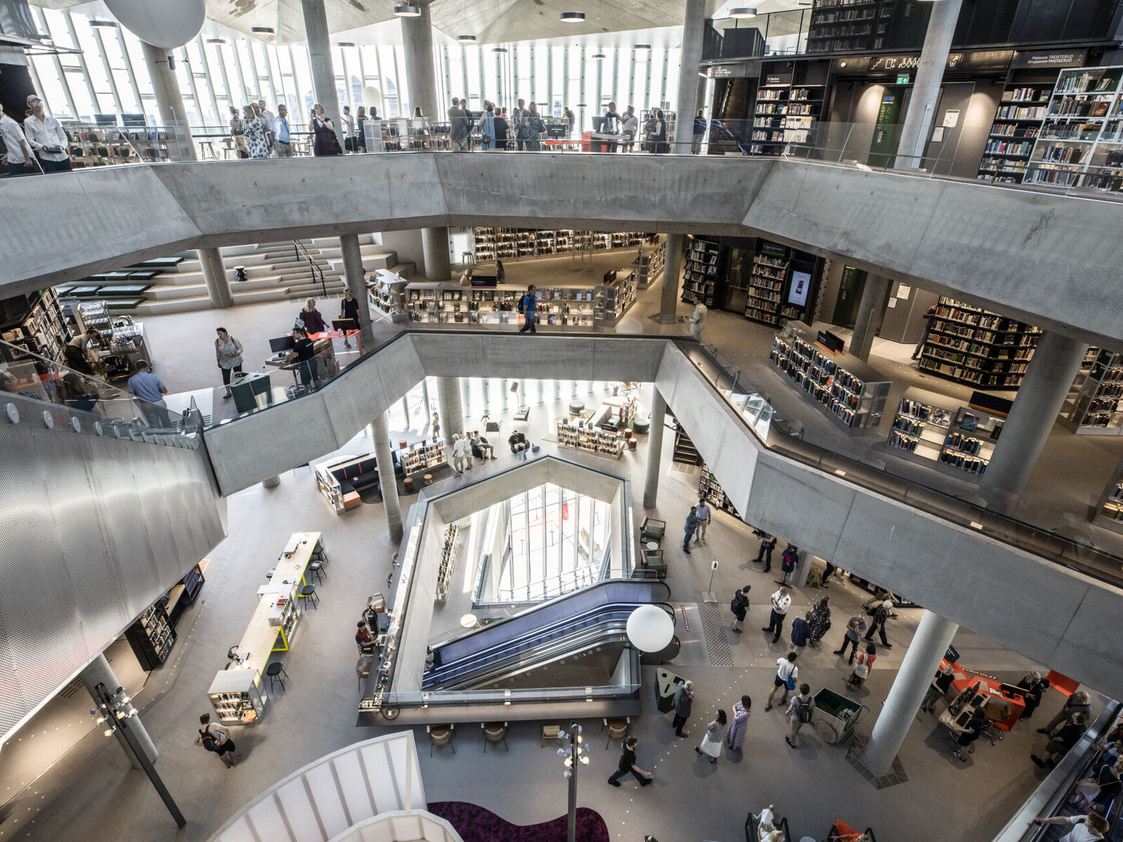 Bilde fra åpningskvelden på Deichman Bjørvika 18. juni 2020. Foto: Erik Thallaug