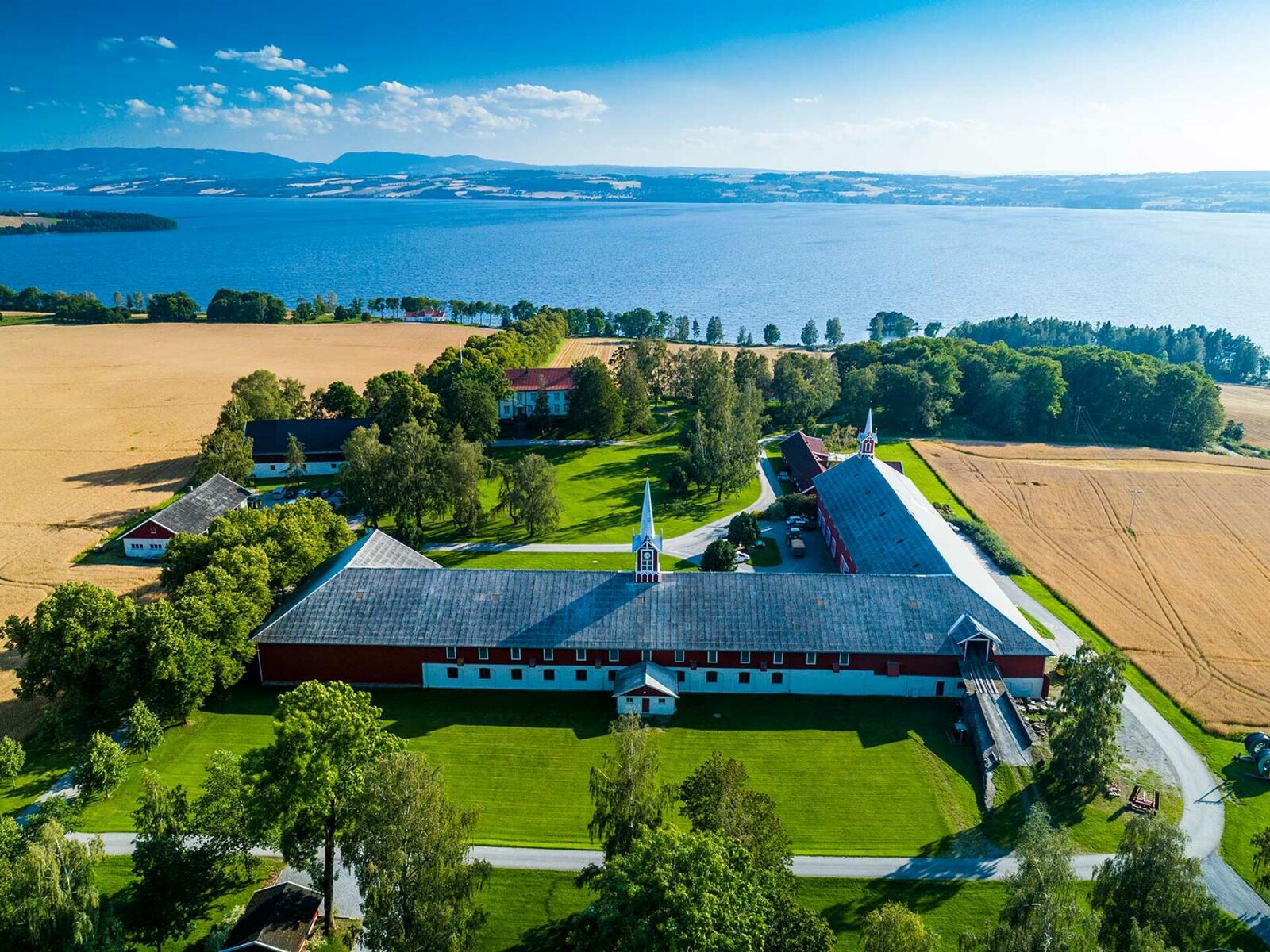 Vakre Hoel gård i Nes på Hedmark, satser høyt på brannsikkerhetstiltak som gir trygge forhold for både folk og fe. Foto: Hoel gård/Ian Brodie