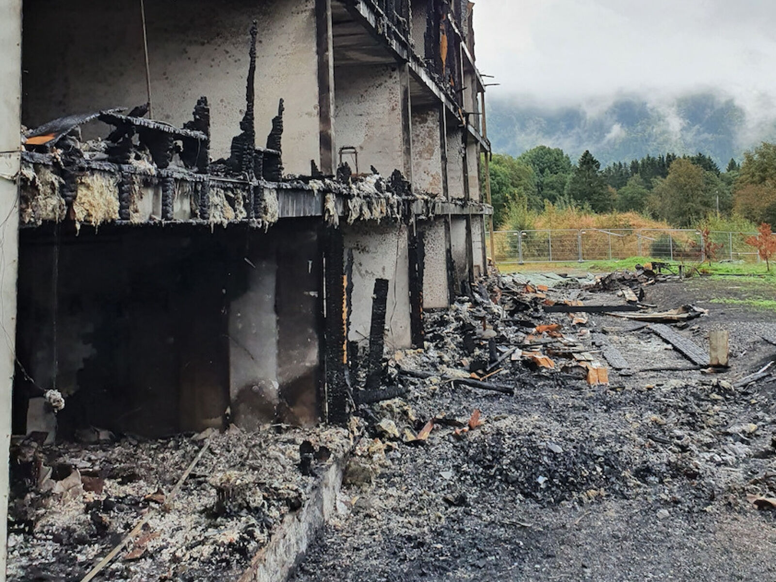 Sprinkleranleggene raste ned fra tak og vegger i blokkbrannen på Lone. Foto: RISE FIRE Research AS